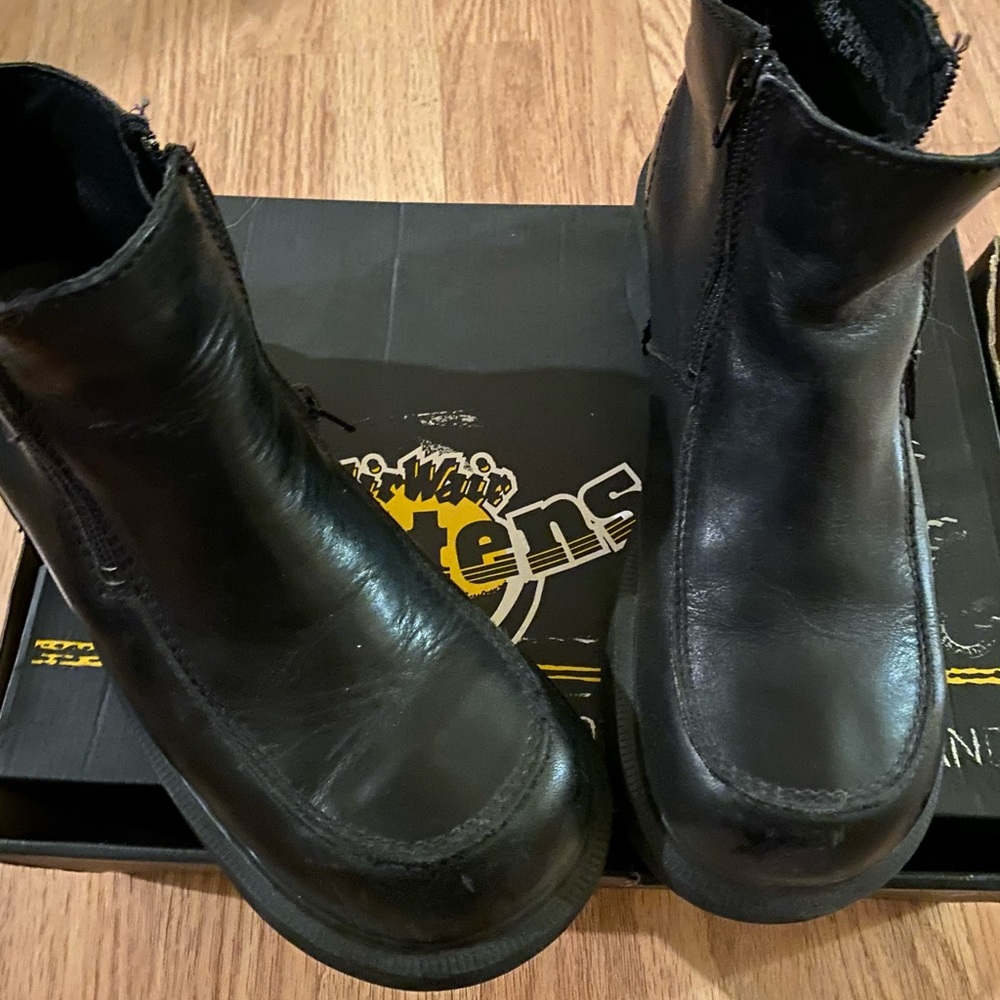 Dr. Martens Zipboot size 8